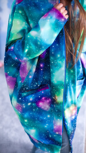 Oversize kurtka softshell oRajUU MUUkreacje w princie Gwiazdy – jedna modelka