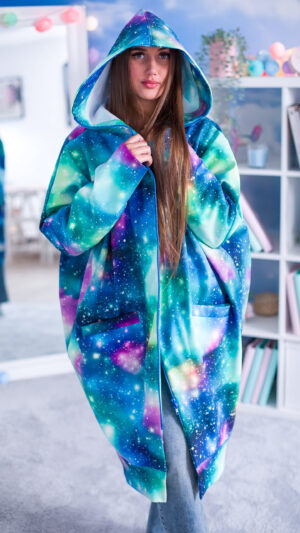 Oversize kurtka softshell oRajUU MUUkreacje w princie Gwiazdy – jedna modelka