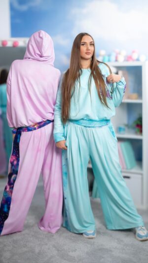 Dres na Stres MUUkreacje dwa printy miętowy kleks beton pudrowy kleks kosmos zuu dwie modelki