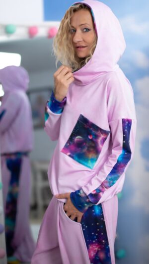 Dres na Stres MUUkreacje pudrowy kleks kosmos ZUU komplet dresowy oversize