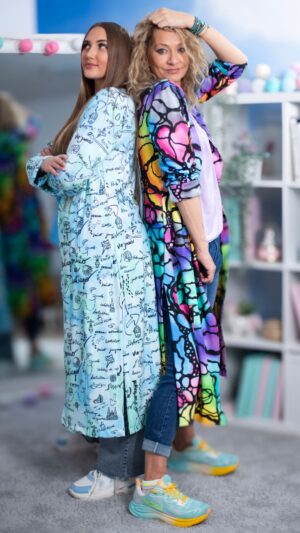 Długa marynarka dresowa MUUkreacje dwa printy Neuuro Camino Mięta oversize damska na dwóch modelkach