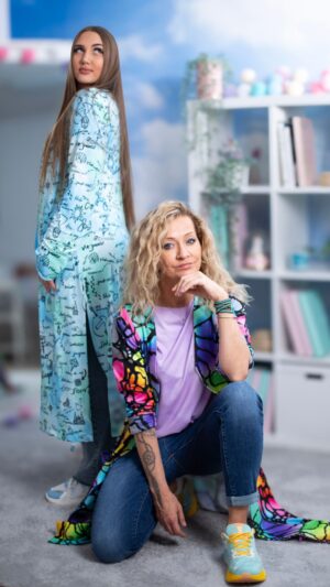 Długa marynarka dresowa MUUkreacje dwa printy Neuuro Camino Mięta oversize damska na dwóch modelkach