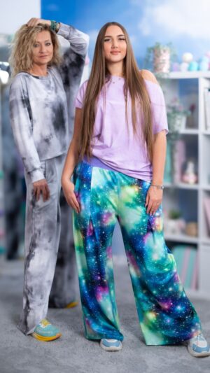 Spodnie z kontrafałdą MUUkreacje dwa printy szary przecierany kosmos ZUU na dwóch modelkach