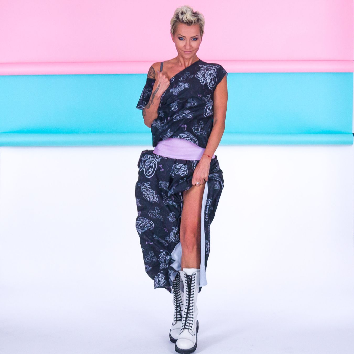 Sukienka Muucet MUUkreacje w czarny print moto z lekkiego jerseyu ze ściągaczem w pasie