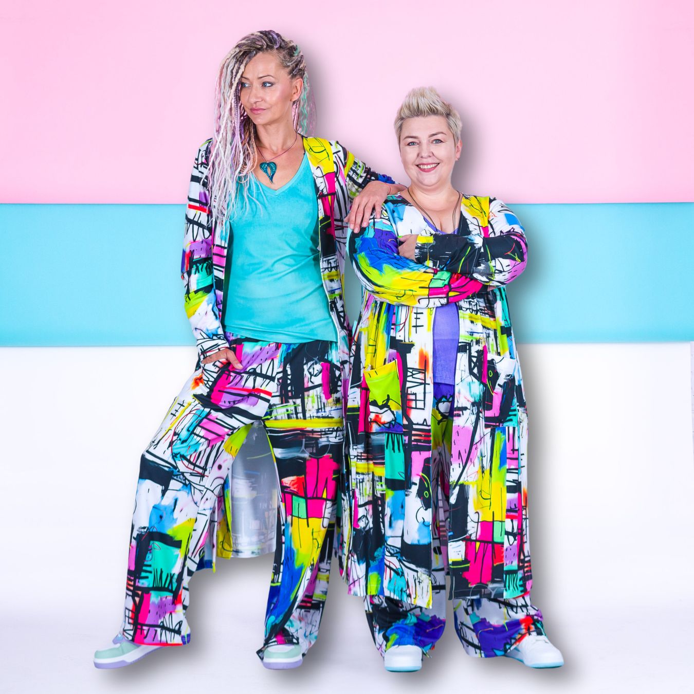 Zestaw Da Munchi MUUkreacje z długą marynarką i spodniami Pantalune na dwóch sylwetkach kobiet